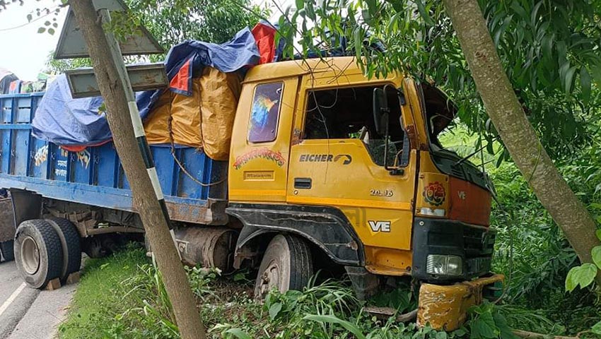 দাঁড়িয়ে থাকা ট্রাকে অন্য ট্রাকের ধাক্কা, নিহত ২