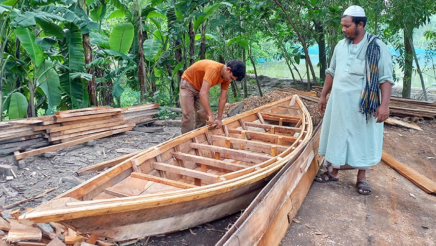 নাটোরের সিংড়ায় নৌকা তৈরিতে ব্যস্ত সময় পার করছেন এক কারিগর। ছবিটি পৌর শহরের চকসিংড়া থেকে তোলা। ছবি: সময়ের আলো