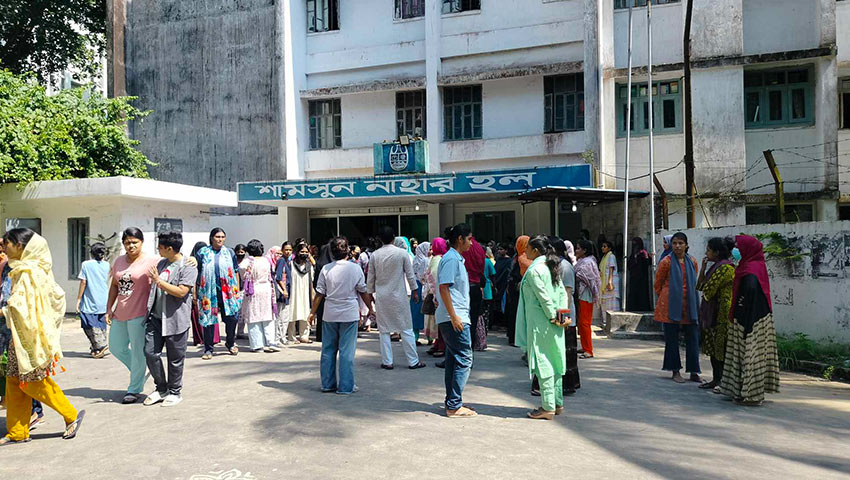 হল ত্যাগের নির্দেশ এলেও হল ছাড়তে নারাজ চবির ছাত্রীরা