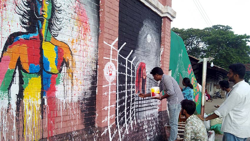 অভয়নগরে দেয়ালে দেয়ালে শিক্ষার্থীদের প্রতিবাদী গ্রাফিতি
