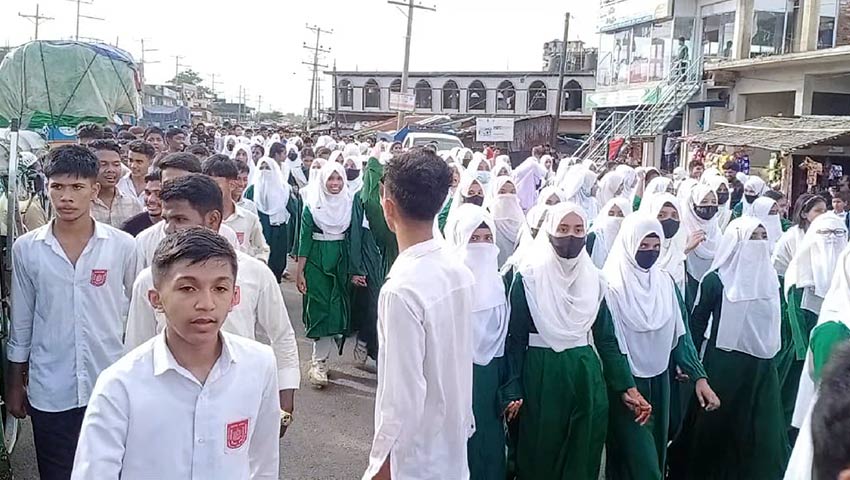 টেকনাফে স্কুল প্রধানের অব্যাহতির খবরে শিক্ষার্থীদের বিক্ষোভ
