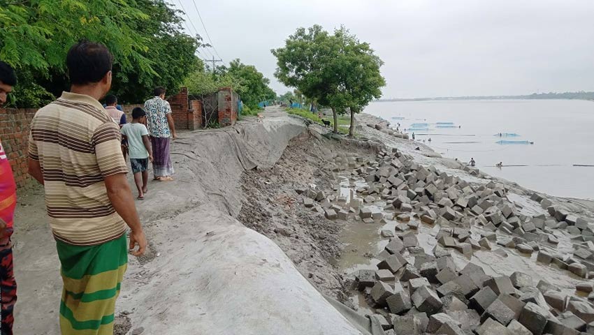 ইছামতি নদীর বেড়িবাঁধে ভাঙন, স্থানীয়দের দিন কাটছে আতঙ্কে