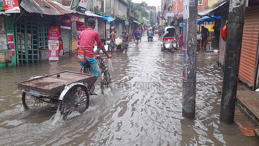 ভারী বৃষ্টিতে খুলনা নগরীতে জলজট, সীমাহীন দুর্ভোগ