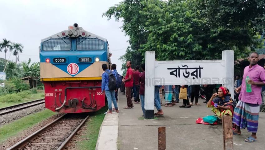 যাত্রাবিরতির দাবিতে লালমনিরহাটে ট্রেন আটকে দিল শিক্ষার্থীরা