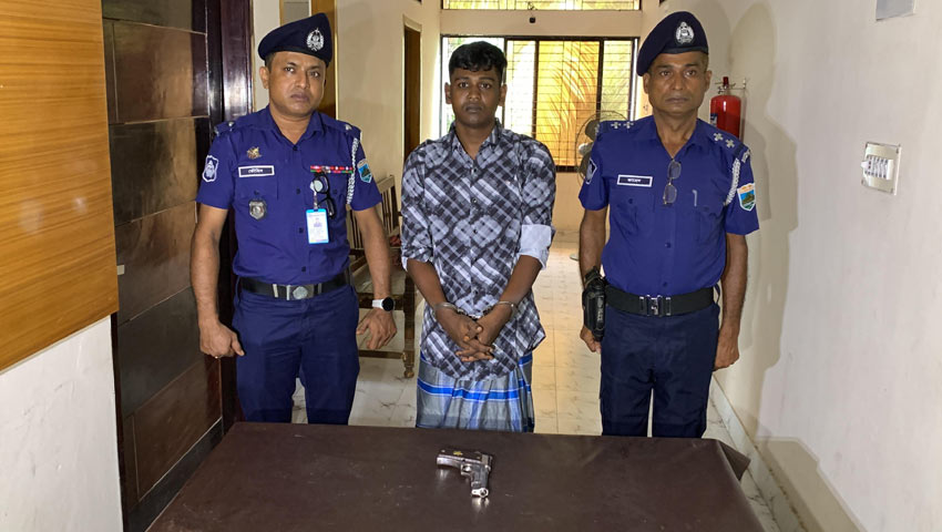 বাগমারায় অস্ত্রসহ যুবক গ্রেফতার
