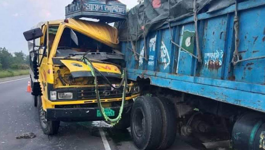 দাঁড়িয়ে থাকা পাথরবোঝাই ট্রাককে বালুবোঝাই ট্রাকের ধাক্কা, চালকের মৃত্যু 