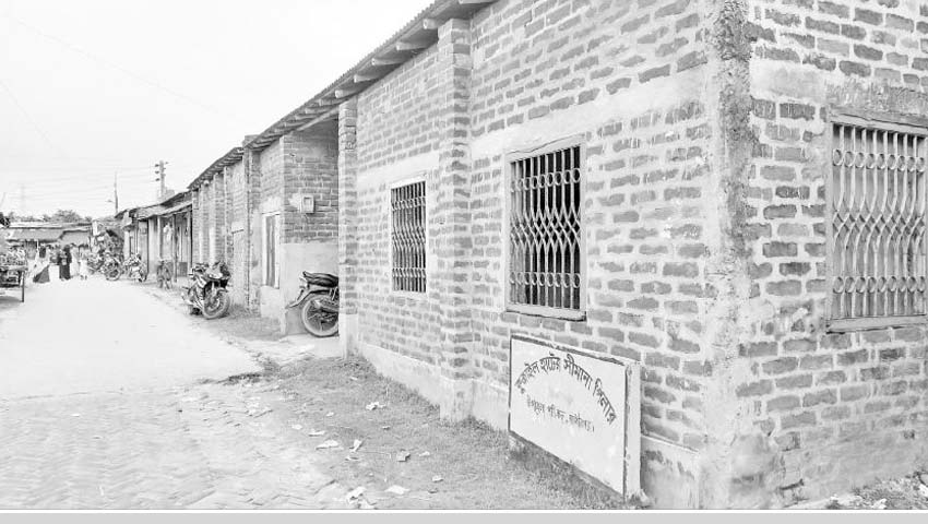 দখলদারদের বাধার মুখে অনিশ্চিত নির্মাণকাজ
