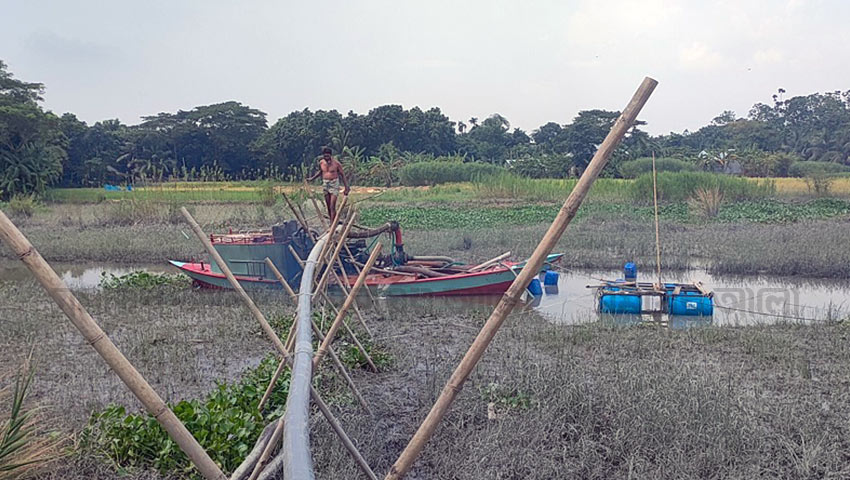 ড্রেজার প্রতি ‘মাসোহারা’ দিয়ে অবাধে বালু উত্তোলন, প্রশাসন নীরব