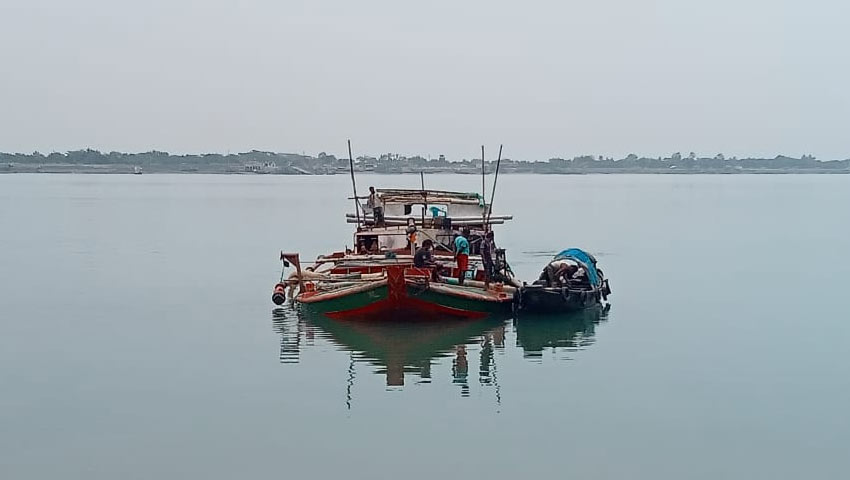 নদীতে নিখোঁজের ৯ ঘণ্টা পর ভেসে উঠল জেলের লাশ