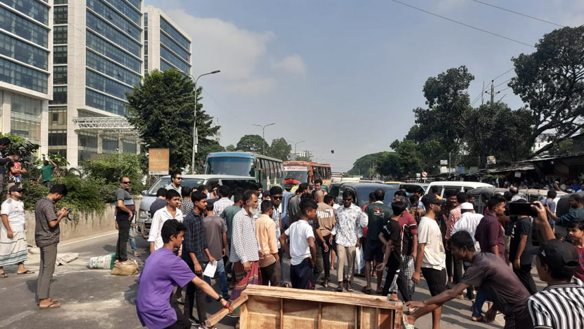 পঙ্গু হাসপাতালের সামনে সড়ক আটকে আন্দোলনে আহতদের বিক্ষোভ 