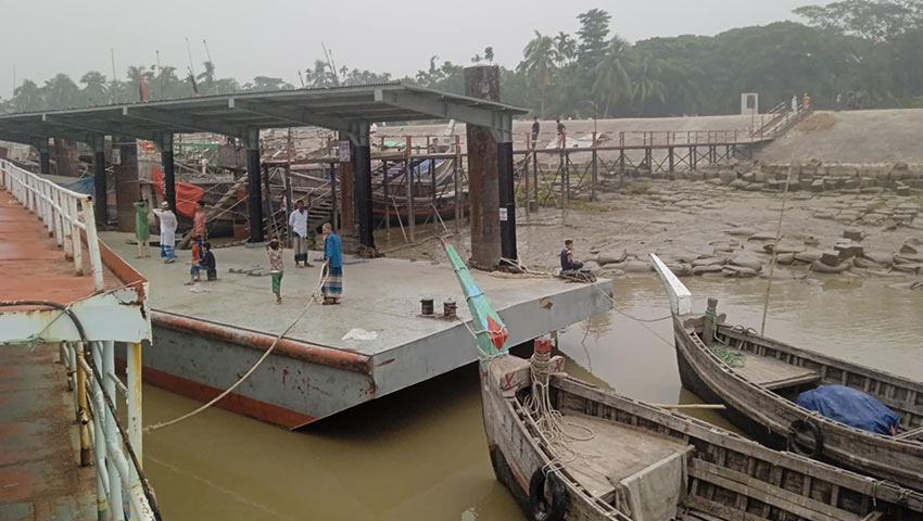 আলেকজান্ডার-দৌলতখান নৌরুটে যাত্রী ওঠানামা নিয়ে বিরোধ, সংঘর্ষের শঙ্কা