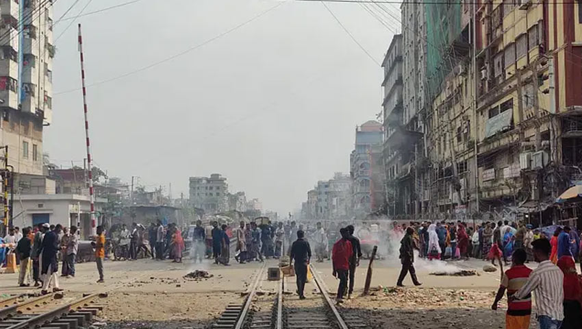 জুরাইনে পুলিশ-অটোরিকশা চালক সংঘর্ষ, রেললাইন অবরোধ