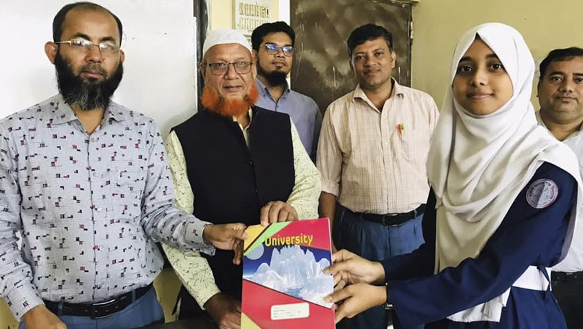 ক্লাসে শতভাগ উপস্থিতি, পুরস্কার পেল তিন শতাধিক শিক্ষার্থী