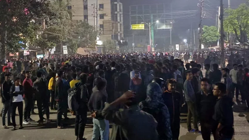 খুবি শিক্ষার্থীদের মারধর শ্রমিকদের সঙ্গে শিক্ষার্থীদের ধাওয়া পাল্টা-ধাওয়া