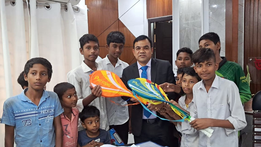 গোয়ালন্দে শিক্ষার্থীদের মাঝে খেলার সামগ্রী বিতরণ