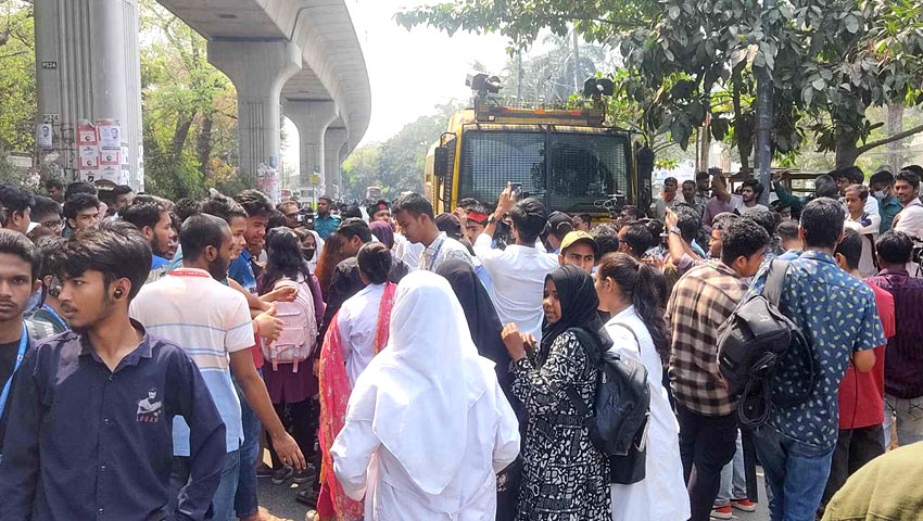 শাহবাগে ৩০ কলেজের শিক্ষার্থীদের অবস্থান  