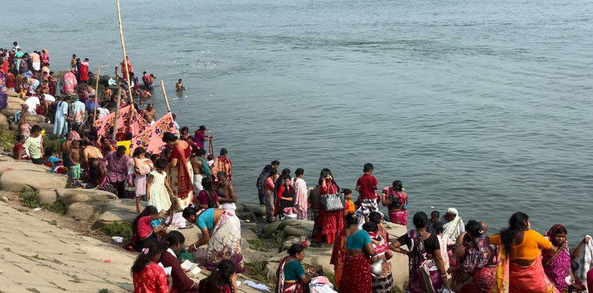 ব্রাহ্মণবাড়িয়ায় মহা অষ্টমী স্নানোৎসবে পুণ্যার্থীদের ঢল