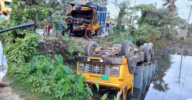 নোয়াখালীতে দাঁড়িয়ে থাকা ট্রাকে আরেক ট্রাকের ধাক্কা, নিহত ২