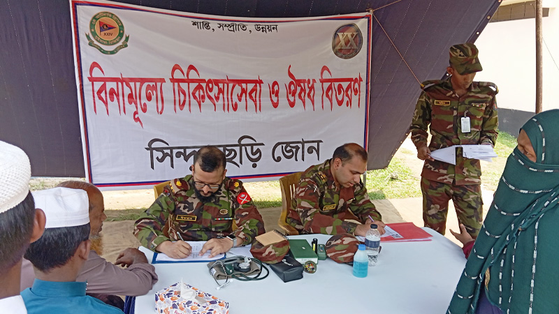 আই ক্যাম্পেইনে চিকিৎসা দিচ্ছেন সেনাবাহিনীর দুজন চিকিৎসক। ছবি: সময়ের আলো