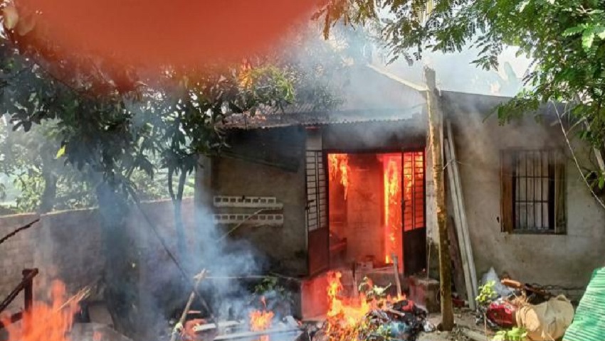 দিঘলিয়ায় শিশু হত্যায় জড়িত ফয়সালের বাড়িতে অগ্নিসংযোগ