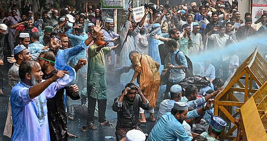 ইবতেদায়ী শিক্ষকদের ওপর জলকামান ও সাউন্ড গ্রেনেড নিক্ষেপ