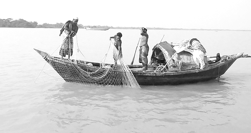 ঘনঘন নিষেধাজ্ঞায় দিশাহারা জেলেরা  