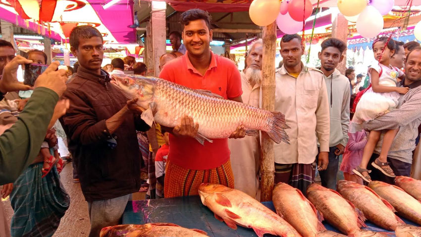 জয়পুরহাটে নবান্ন উৎসব ঘিরে জমজমাট মাছের মেলা