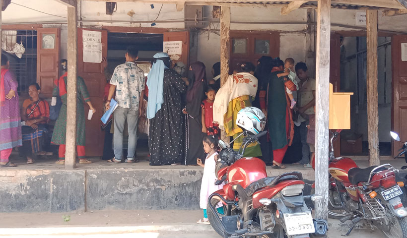 মানুষের ভোগান্তির শেষ নেই এখানে। ছবি : সময়ের আলো