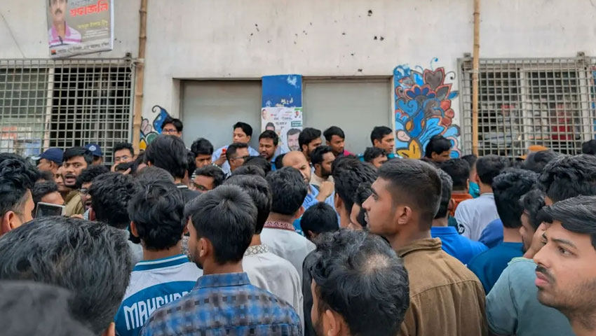 ট্রাফিক পুলিশ বক্সে জবি শিক্ষার্থীদের মারধর, আহত ৭