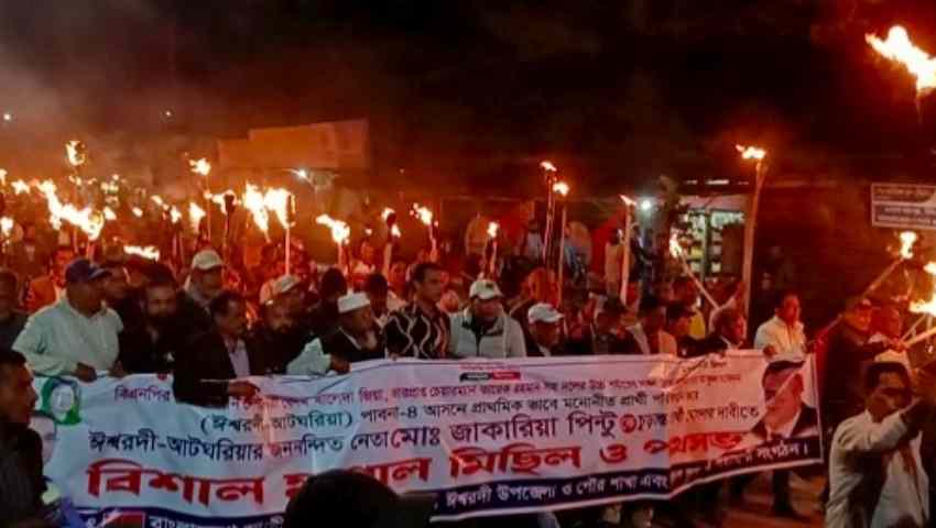 পাবনায় মশাল মিছিল করে বিএনপি প্রার্থী পরিবর্তনের দাবি