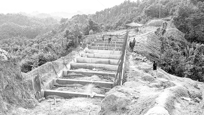 জনশূন্য পাহাড়ে ব্যয়বহুল সড়ক 