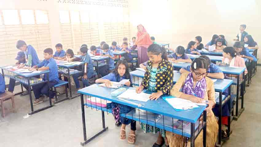 পরীক্ষার হলে দায়িত্ব পালন করছেন  অভিভাবকরা। ছবি : সংগৃহীত