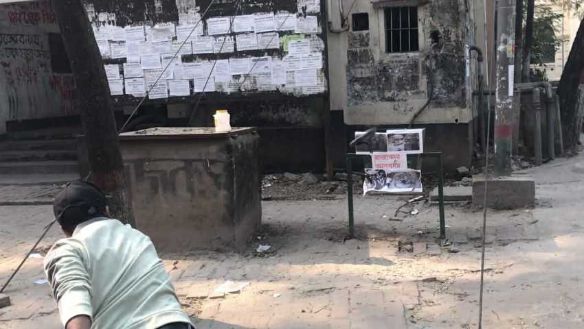 রাজাকারদের বিরুদ্ধে ঘৃণা প্রকাশে জবিতে প্রতীকী জুতা নিক্ষেপ