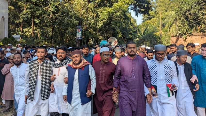 হাদি হত্যার প্রতিবাদে চবিতে বিক্ষোভ মিছিল