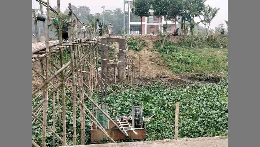 প্রশাসনের অভিযানের পরও চলছে ‘ব্যক্তিগত’ ব্রিজ নির্মাণের কাজ