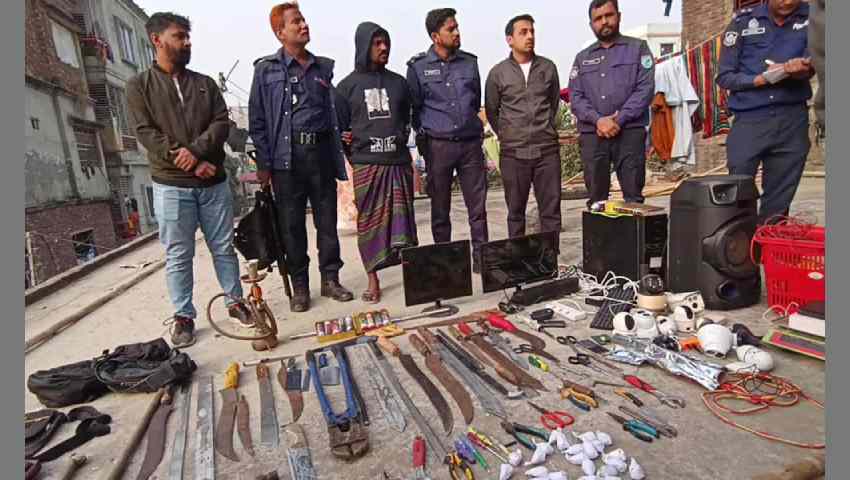 অস্ত্র ও মাদকসহ সন্ত্রাসী ‘ফাইটার’ মনির গ্রেফতার