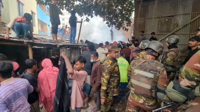 মোহাম্মদপুরের চাঁদ উদ্যানে বস্তিতে আগুন