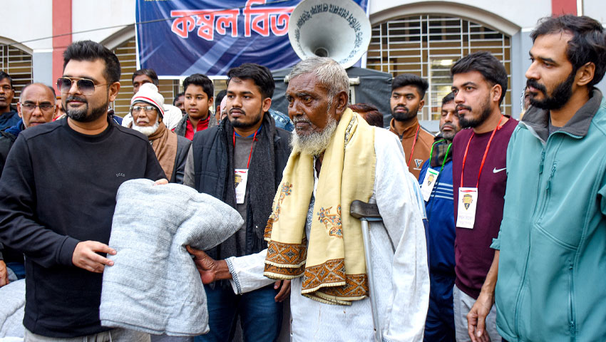 রংপুর রাইডার্সের কম্বল বিতরণে উষ্ণতা পেল শীতার্ত মানুষ   