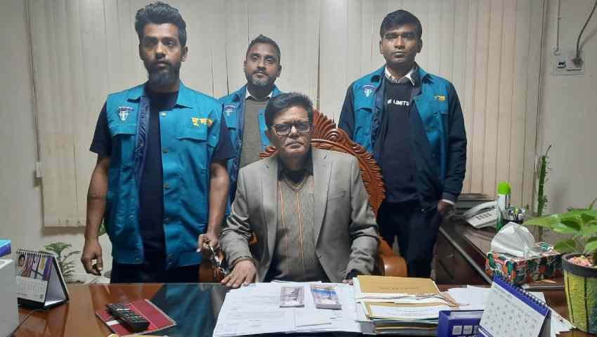 ঘুষের লাখ টাকাসহ দুদকের জালে জেলা শিক্ষা কর্মকর্তা