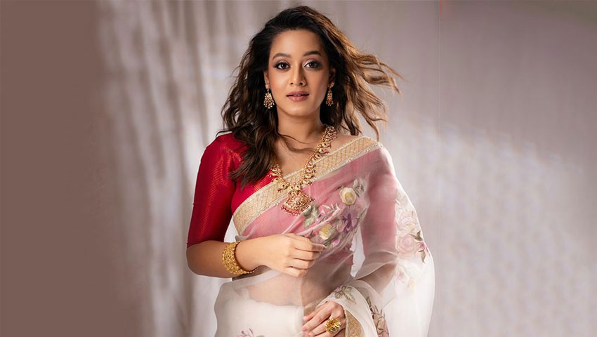 ডার্ক থ্রিলার ফিল্মে দীঘি