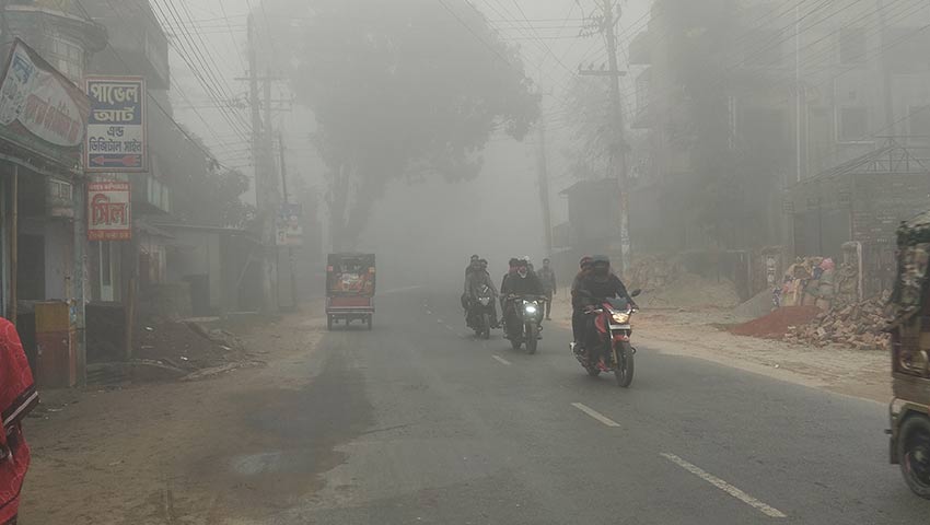 কুড়িগ্রামে বৃষ্টির ফোঁটার মতো ঝরছে কুয়াশা 