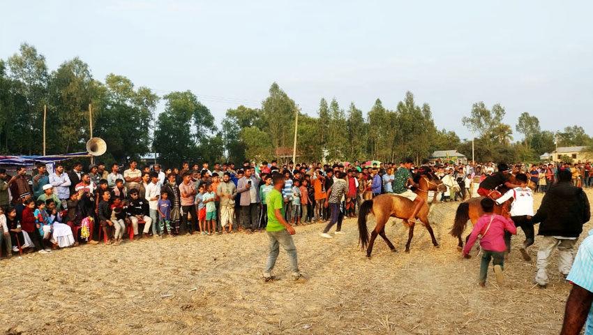 ঘোড়দৌড় প্রতিযোগিতা দেখতে হাজারো দর্শকের উপস্থিতি। ছবি : সময়ের আলো