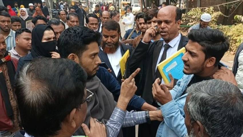 ছাত্রলীগ কর্মী সন্দেহে যুবককে ছাত্রদলের হেনস্তা, আইনজীবীদের বাধা