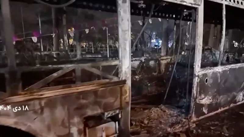 ইরানের রাষ্ট্রীয় টেলিভিশনে এই পুড়ে যাওয়া বাসটি দেখানো হয়েছে, যা তাদের দাবি অনুযায়ী ১০ জানুয়ারি তেহরানে ধারণ করা। সংগৃহীত ছবি