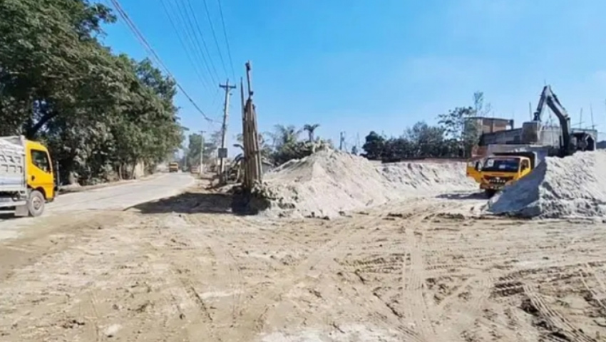 মহাসড়কজুড়ে অবৈধ বালু ব্যবসা