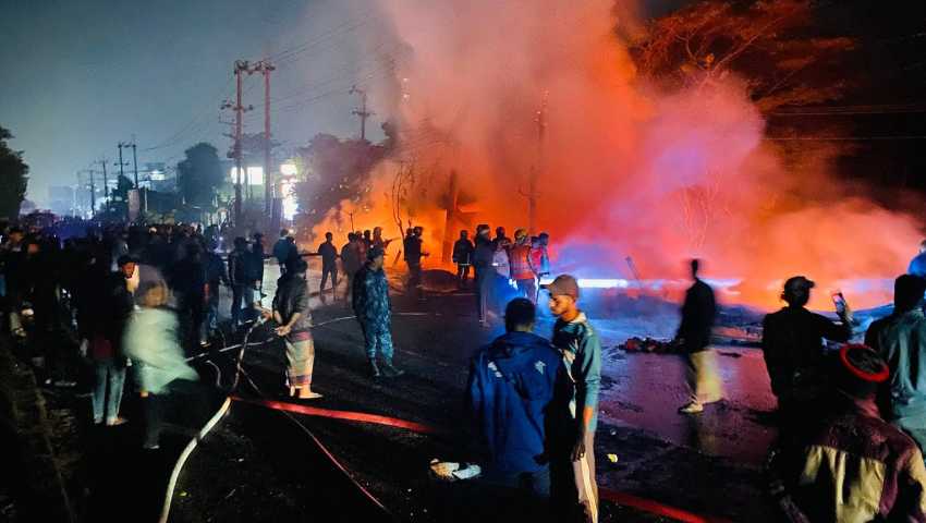 পুরাতন জাহাজের মালামালের দোকানে ভয়াবহ আগুন 