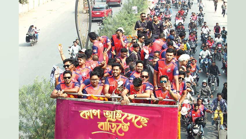 ট্রফি নিয়ে ছাদখোলা বাসে রাজশাহী ওয়ারিয়র্স