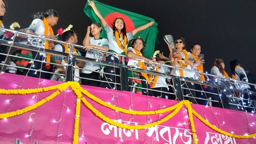 ছাদখোলা বাসে আরও একবার ট্রফি নিয়ে ফিরলেন সাবিনারা