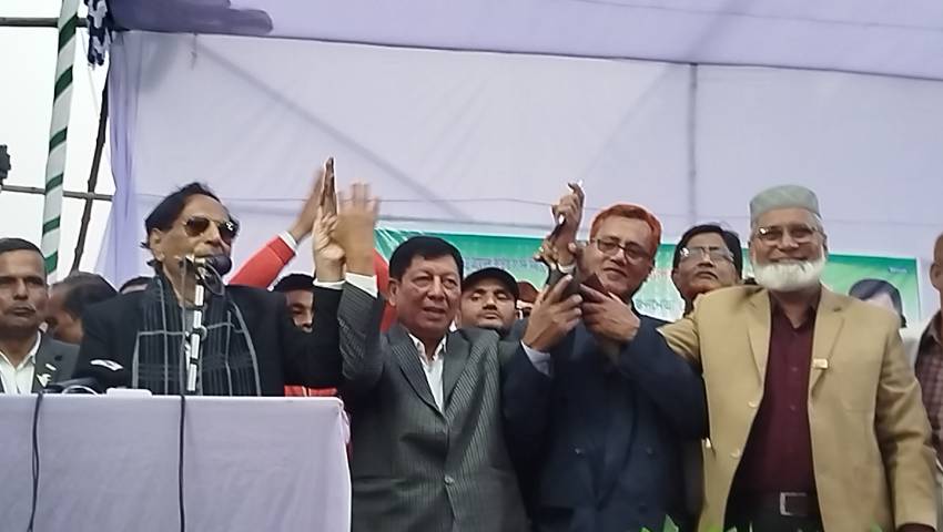 জনসভায় বিএনপির প্রার্থী শামসুর রহমানসহ অন্যরা। ছবি : সময়ের আলো