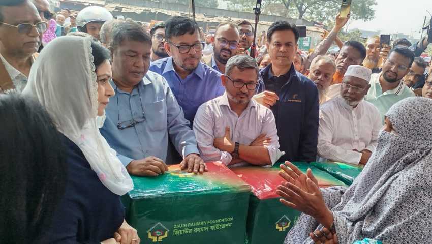 ভাষানটেকে আগুনে ক্ষতিগ্রস্তদের পাশে ডা. জুবাইদা রহমান